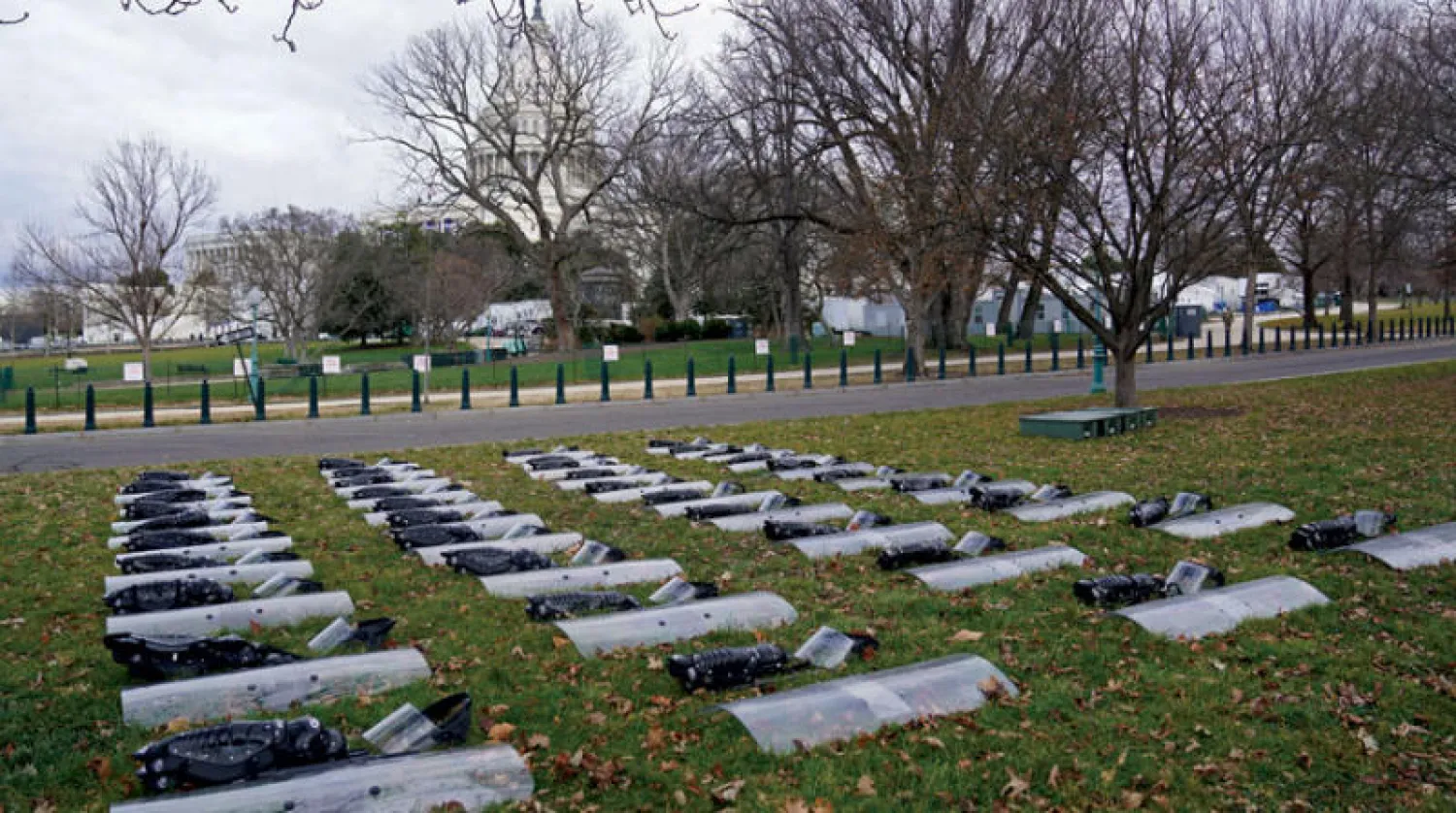 معدّات لمكافحة الشغب غرب مبنى الكابيتول (أ.ف.ب)