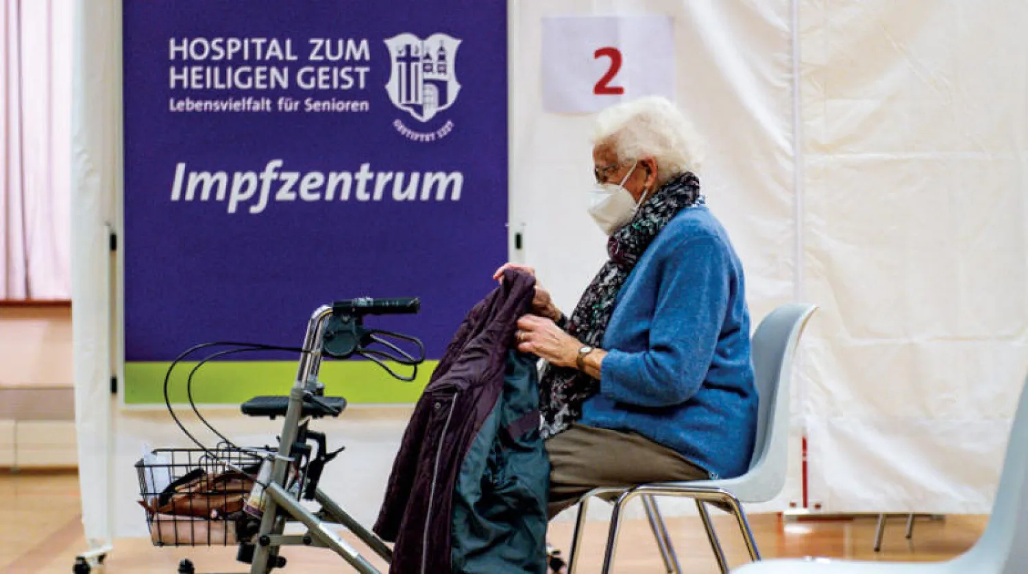 مسن ألماني ينتظر لأخذ الجرعة الثانية من اللقاح في هامبورغ أمس (أ.ب)