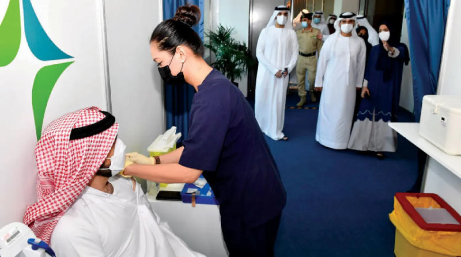 الشيخ منصور بن محمد بن راشد رئيس اللجنة العليا لإدارة الأزمات والكوارث بدبي يتفقد مركزاً للتلقيح (واس)