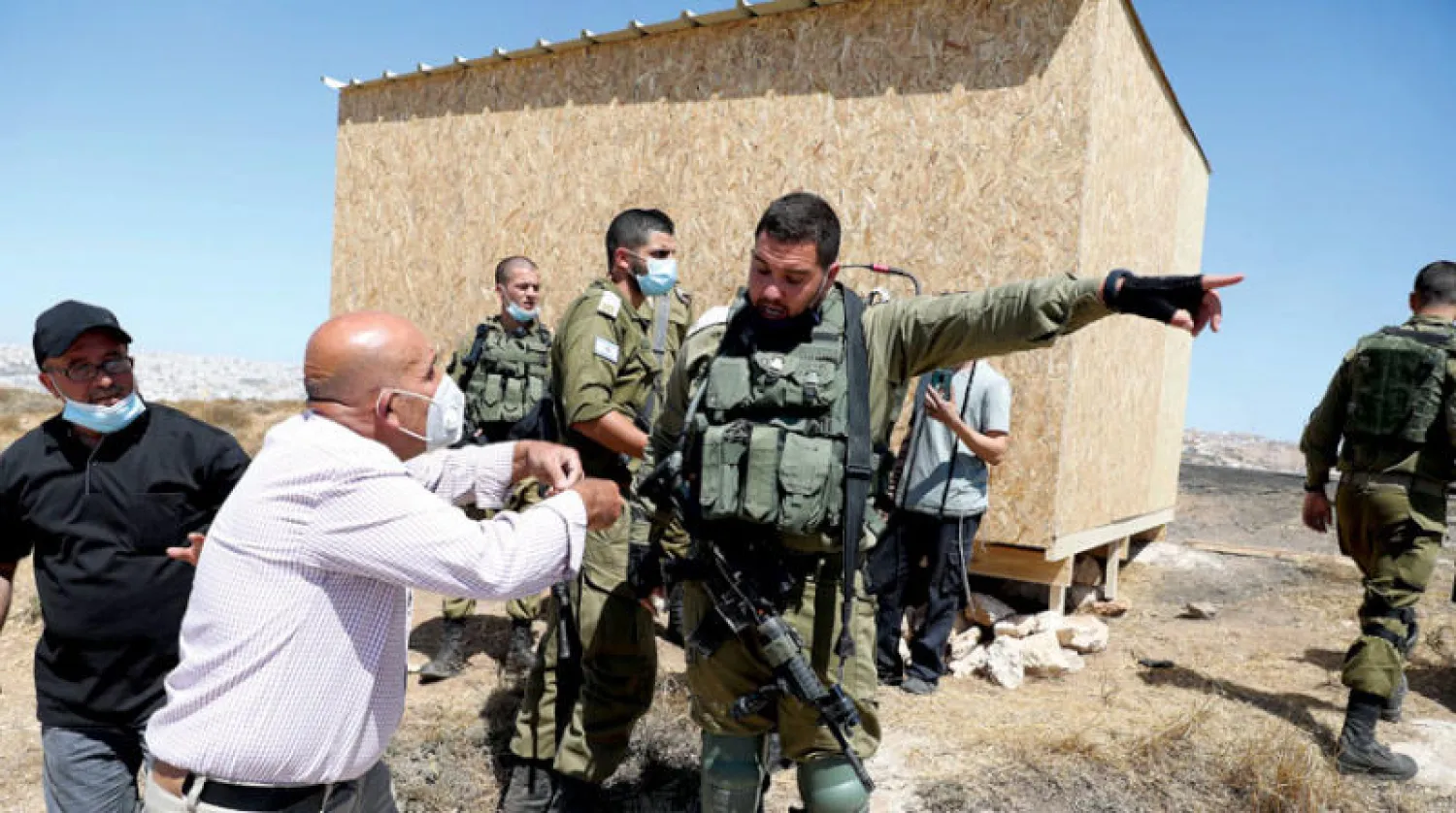 فلسطينيون يعترضون على بناء مستوطنة جنوب الخليل الصيف الماضي (إ.ب.أ)