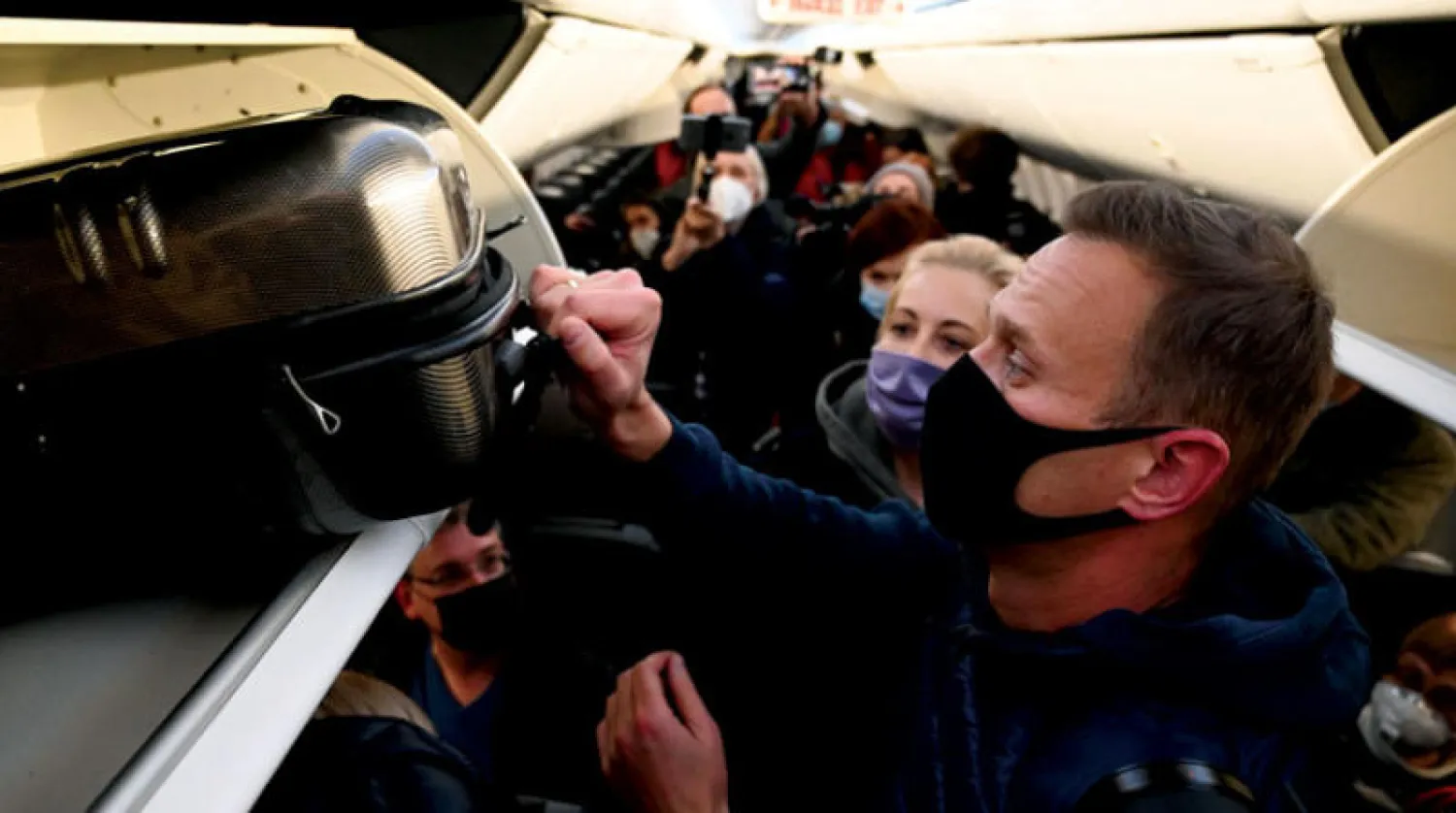 نافالني وزوجته يوليا بعد وصولهما إلى موسكو أمس (أ.ف.ب)