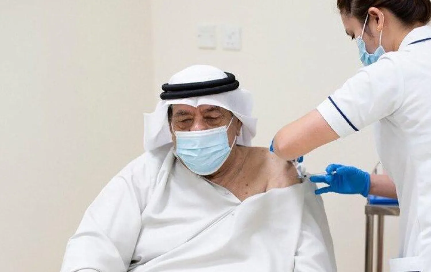 مواطن إماراتي يتلقى لقاح «كوفيد - 19» (المكتب الإعلامي لحكومة دبي)