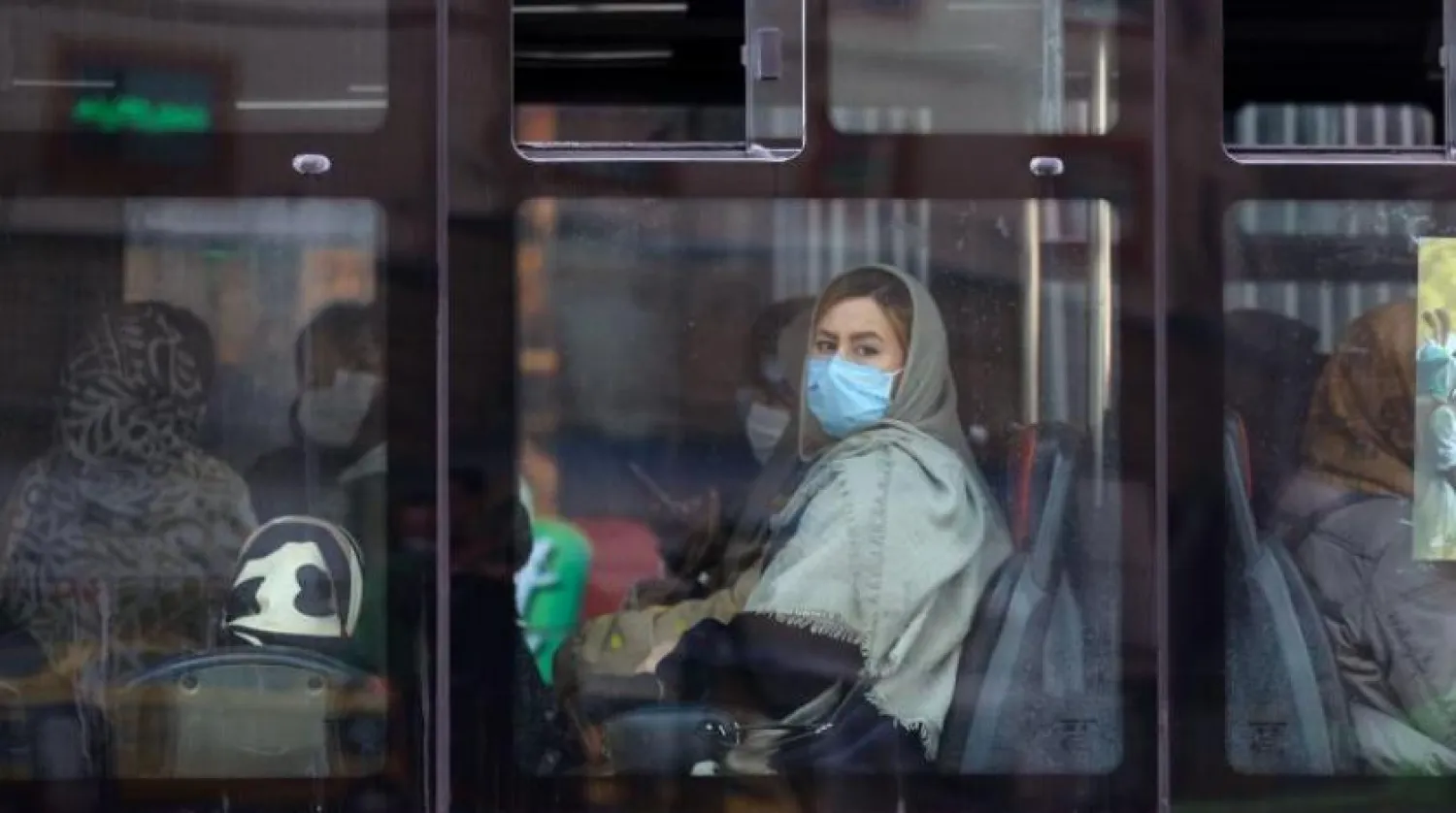 Tahran’da maskesi ile yolculuk yapan bir kadın (AFP)