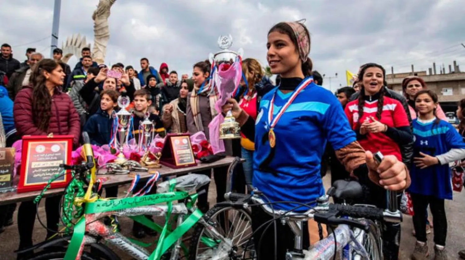 یک دختر کرد در مسابقه دوچرخه سواری در شهر عمودا در استان حسکه، شرق سوریه شرکت می‌کند (خبرگزاری فرانسه)