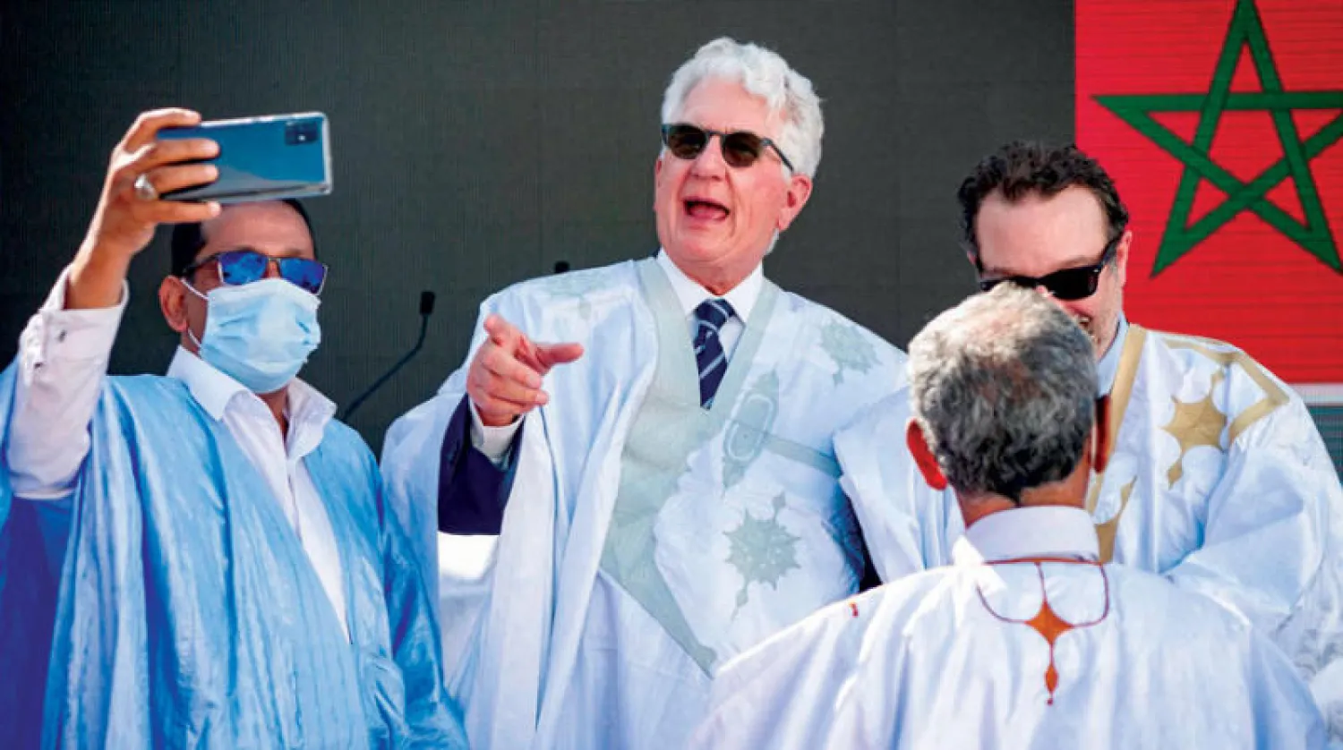 ديفيد فيشر مرتدياً الزي الصحراوي خلال زيارته لمدينة الداخلة المغربية الأسبوع الماضي (أ.ف.ب)