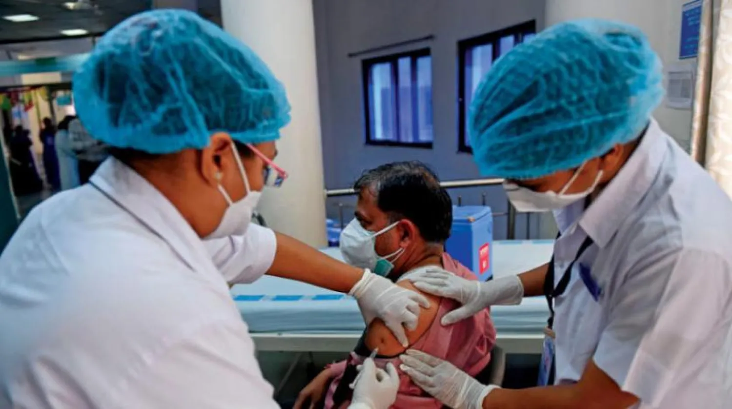 Ahmedabad'da bir Hintli aşı oluyor (AFP)