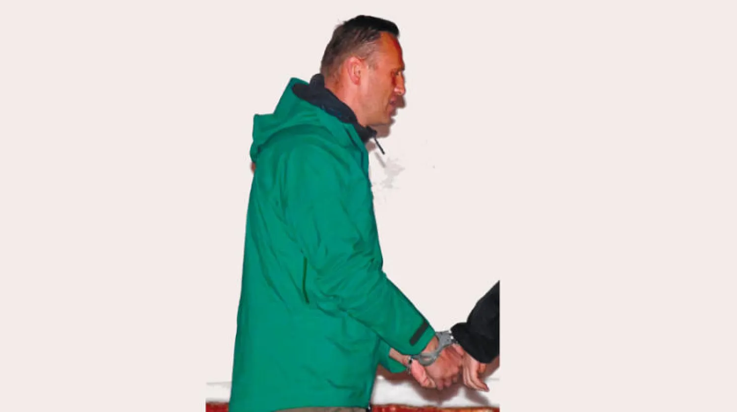 نافالني مكبل اليدين في موسكو أمس (أ.ف.ب)