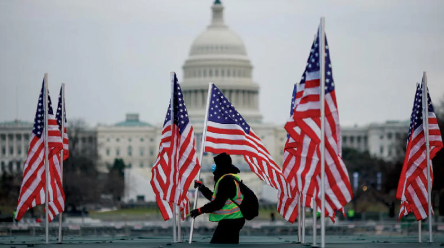 أعلام أميركية قبالة الـ«كابيتول» لتذكّر ضحايا فيروس «كورونا» أمس قبل يومين من تنصيب بايدن (رويترز)