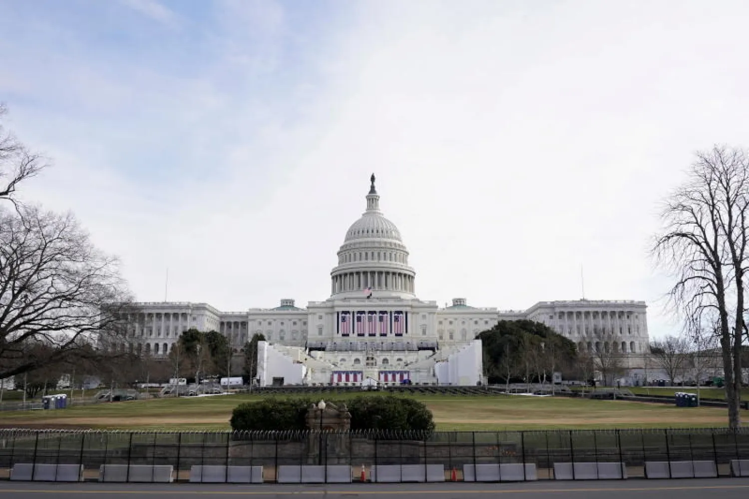 الأسلاك الشائكة على سياج حول مبنى الكابيتول قبل تنصيب الرئيس الأميركي المنتخب جو بايدن في واشنطن (رويترز)