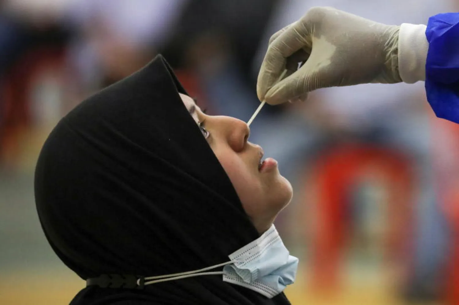 إجراء اختبار «كورونا» لسيدة في ماليزيا (رويترز)