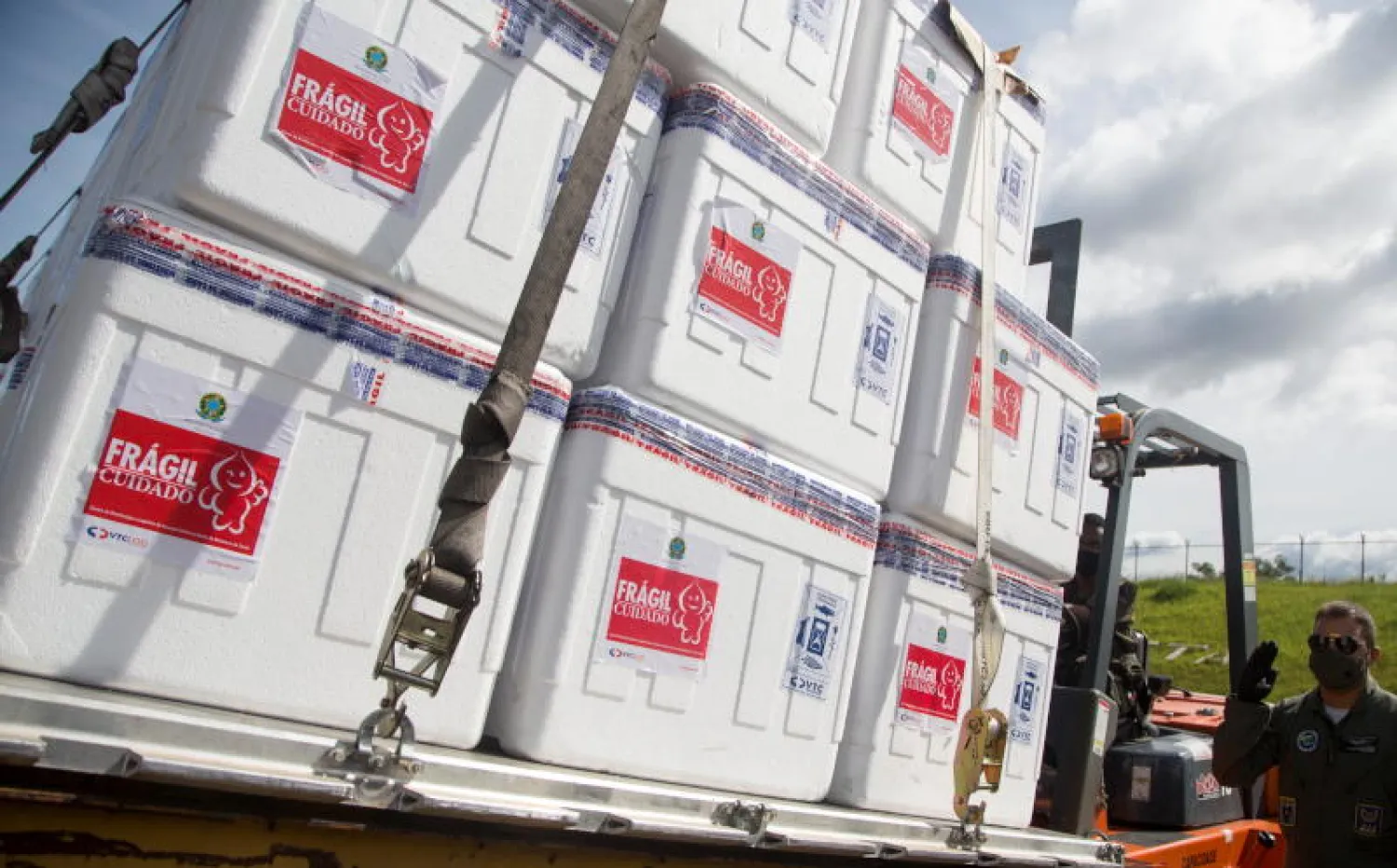 حمولة تضم آلاف العبوات من لقاح «سينوفاك» الصينية المضاد لـ«كورونا» (رويترز)