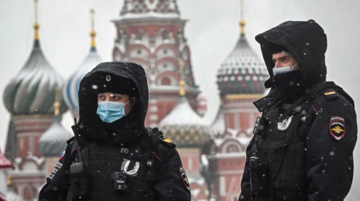 Yüz maskesi takan Rus polis memurları Moskova'nın merkezinde (AFP) 