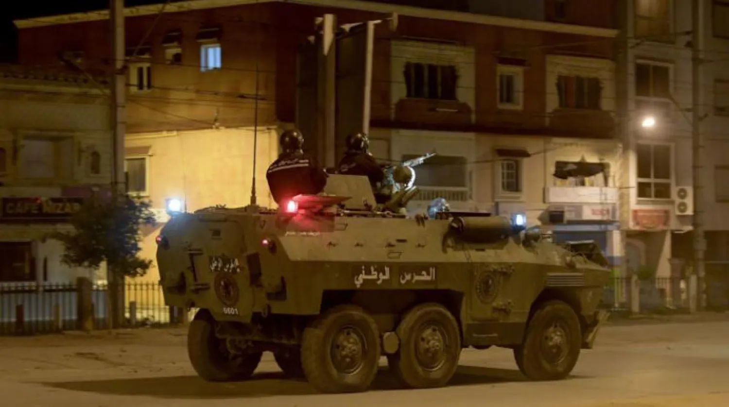 Tunus'un Tadamon semtinde çıkan çatışmalarda Tunus ordusu mensupları zırhlı bir aracın üstünde (AFP)
