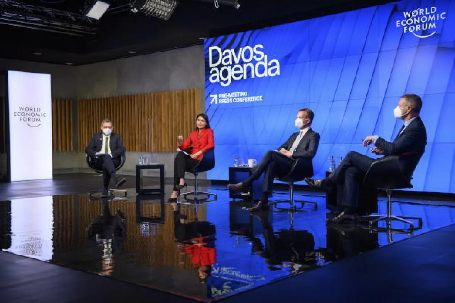 كلاوس شواب مؤسس المنتدى يتحدث في المؤتمر الصحافي (إ.ب.أ)