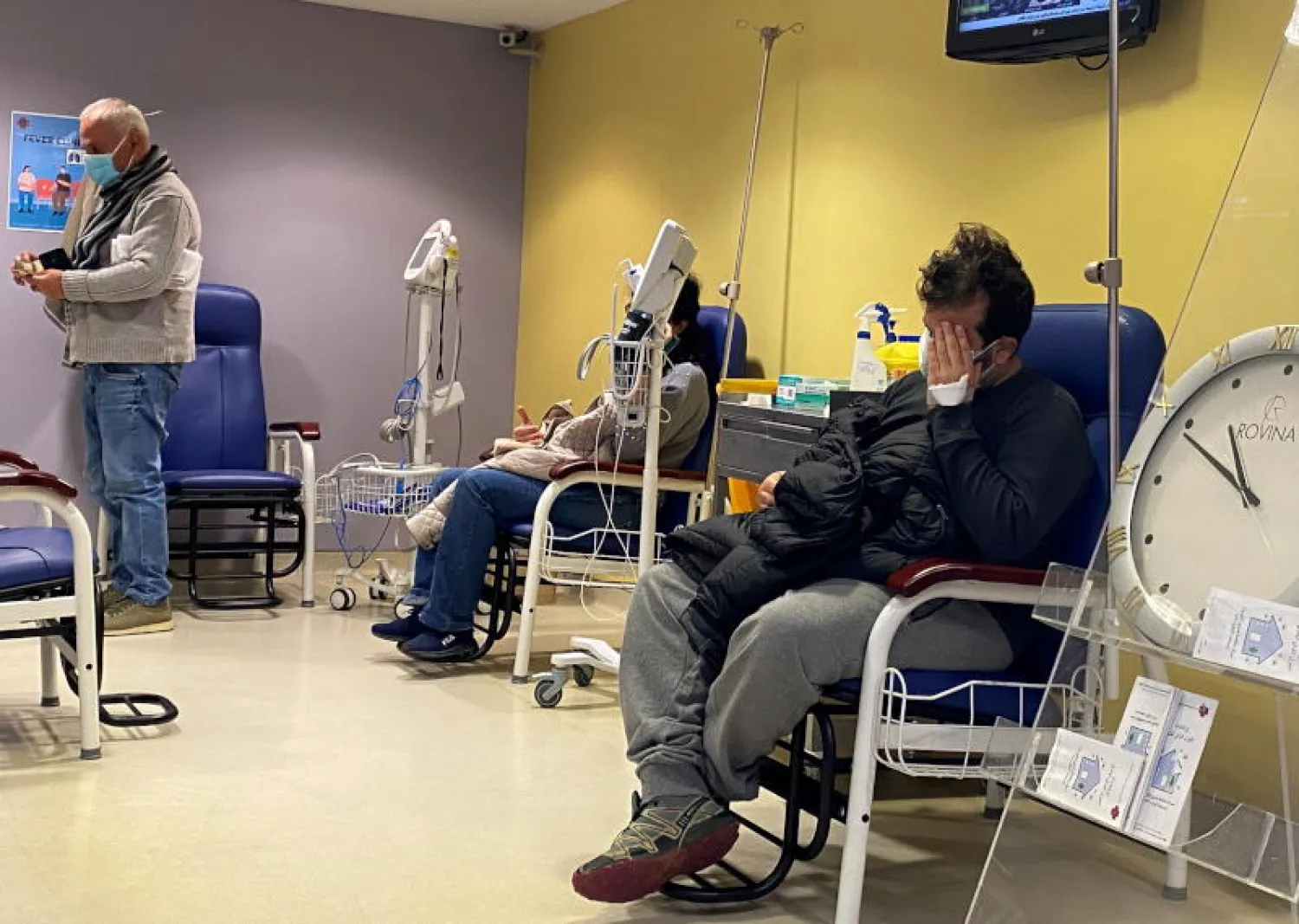 مصابون بكورونا ينتظرون المعاينة في أحد مستشفيات بيروت (رويترز)