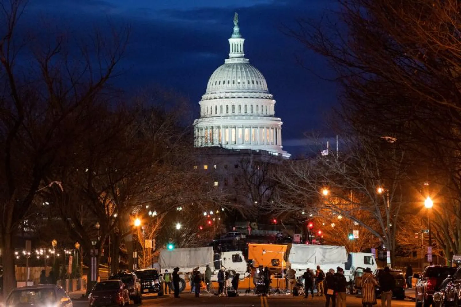 أفراد من وسائل إعلام بالقرب من الكابيتول في واشنطن قبل تنصيب الرئيس المنتخب جو بايدن (رويترز)