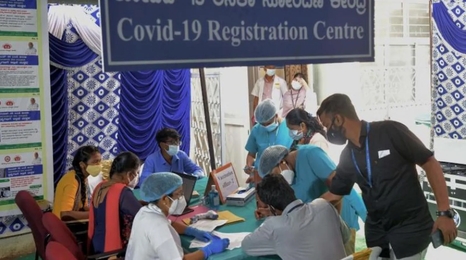 Hindistan'da korona aşısı yaptırmak için kayıt yaptıran sağlık personeli (AFP)