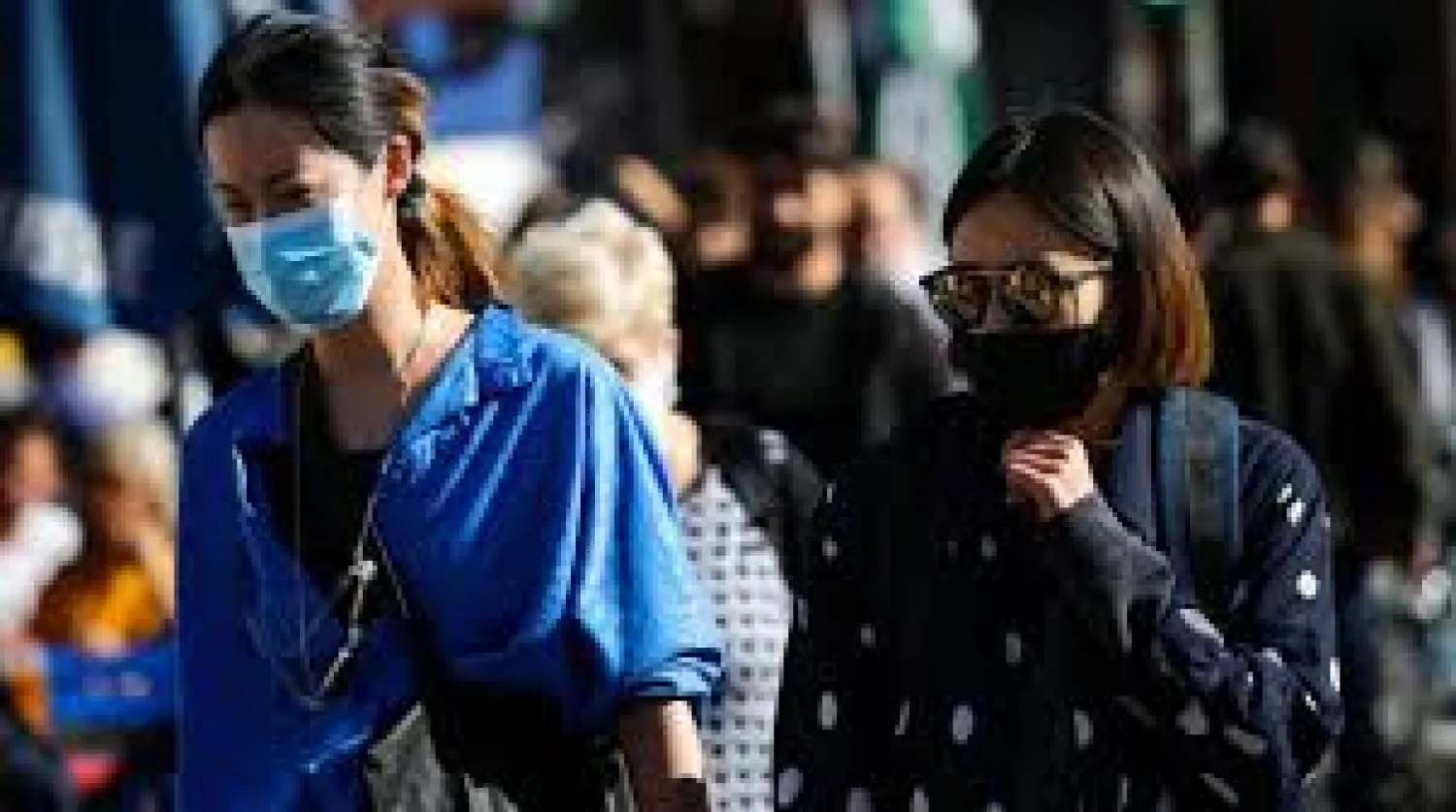 Berlin pazarında maskeli insanlar (AFP)
