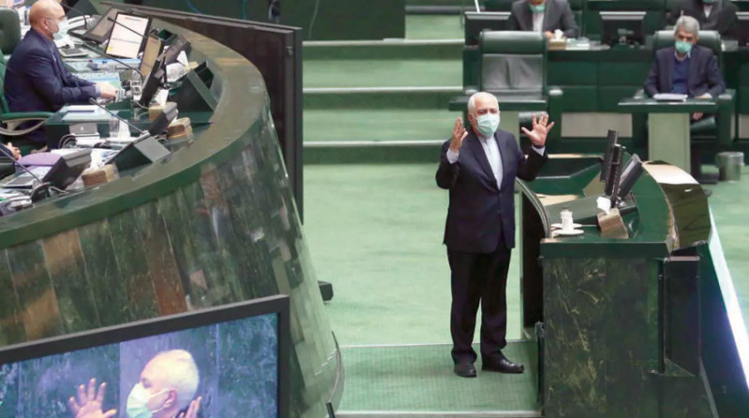 وزير الخارجية الإيراني محمد جواد ظريف يتحدث لنواب البرلمان أمس (خانه ملت)