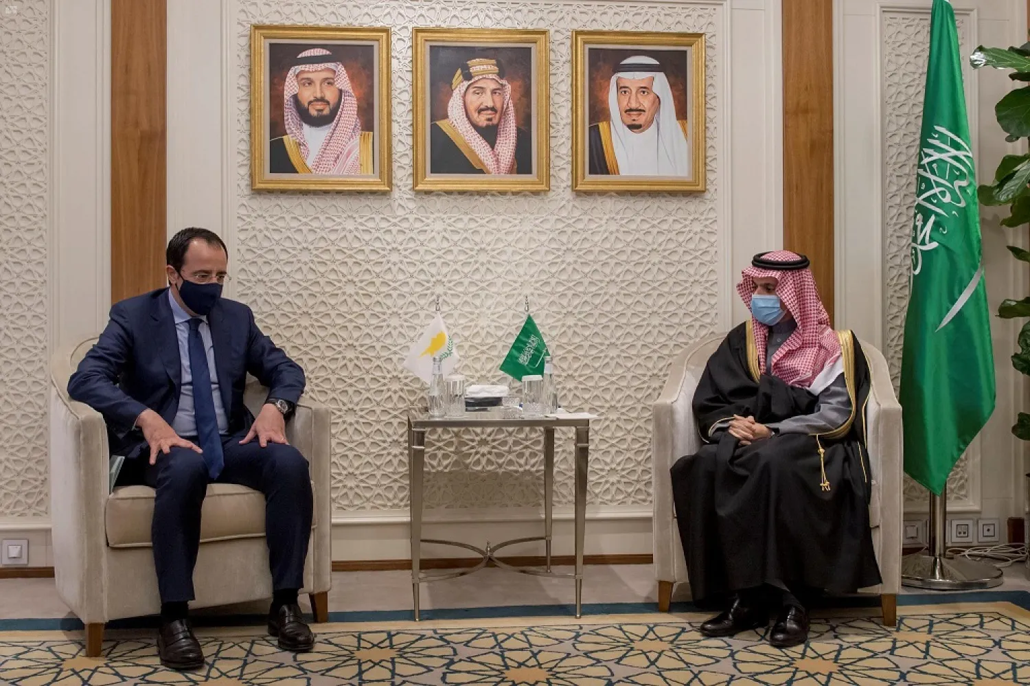 Saudi FM Prince Faisal bin Farhan receives his Cypriot counterpart. (SPA)