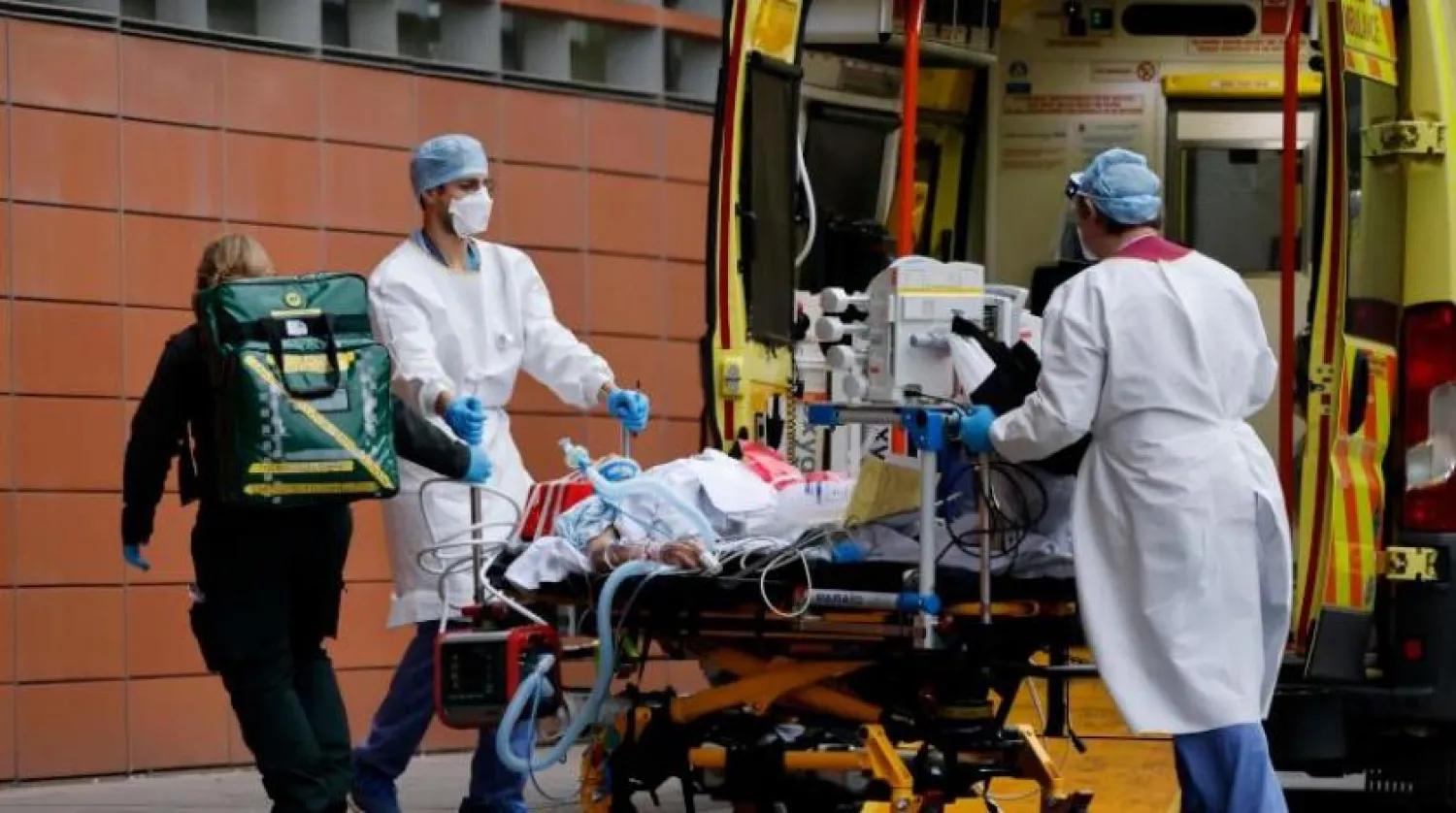 Londra’daki koronavirüs hastası hastaneye naklediliyor (AFP)