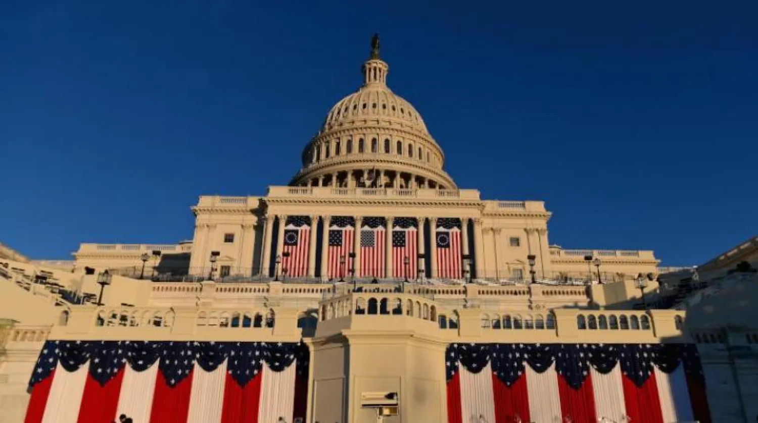 ساختمان کاپیتول و پرچم‌های آمریکا در انتظار تحلیف جو بایدن به عنوان رئیس‌جمهور ایالات متحده (AFP)
