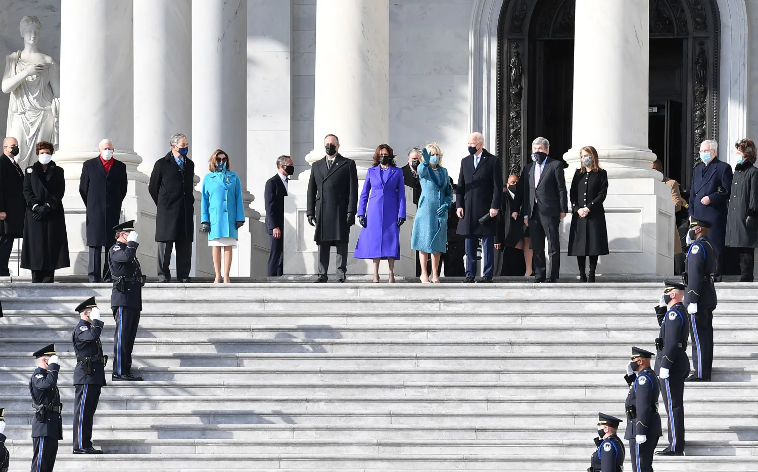 دوغ إيمهوف ونائب الرئيس الأميركي المنتخب كامالا هاريس والسيدة الأولى الأميركية جيل بايدن بجوار الرئيس جو بايدن وعضو مجلس الشيوخ عن ولاية ميسوري روي بلانت الذي يقف بجانب رئيسة مجلس النواب نانسي بيلوسي (يسار) والسيناتور ميتش مكونيل (يمين) (أ.ف.ب)