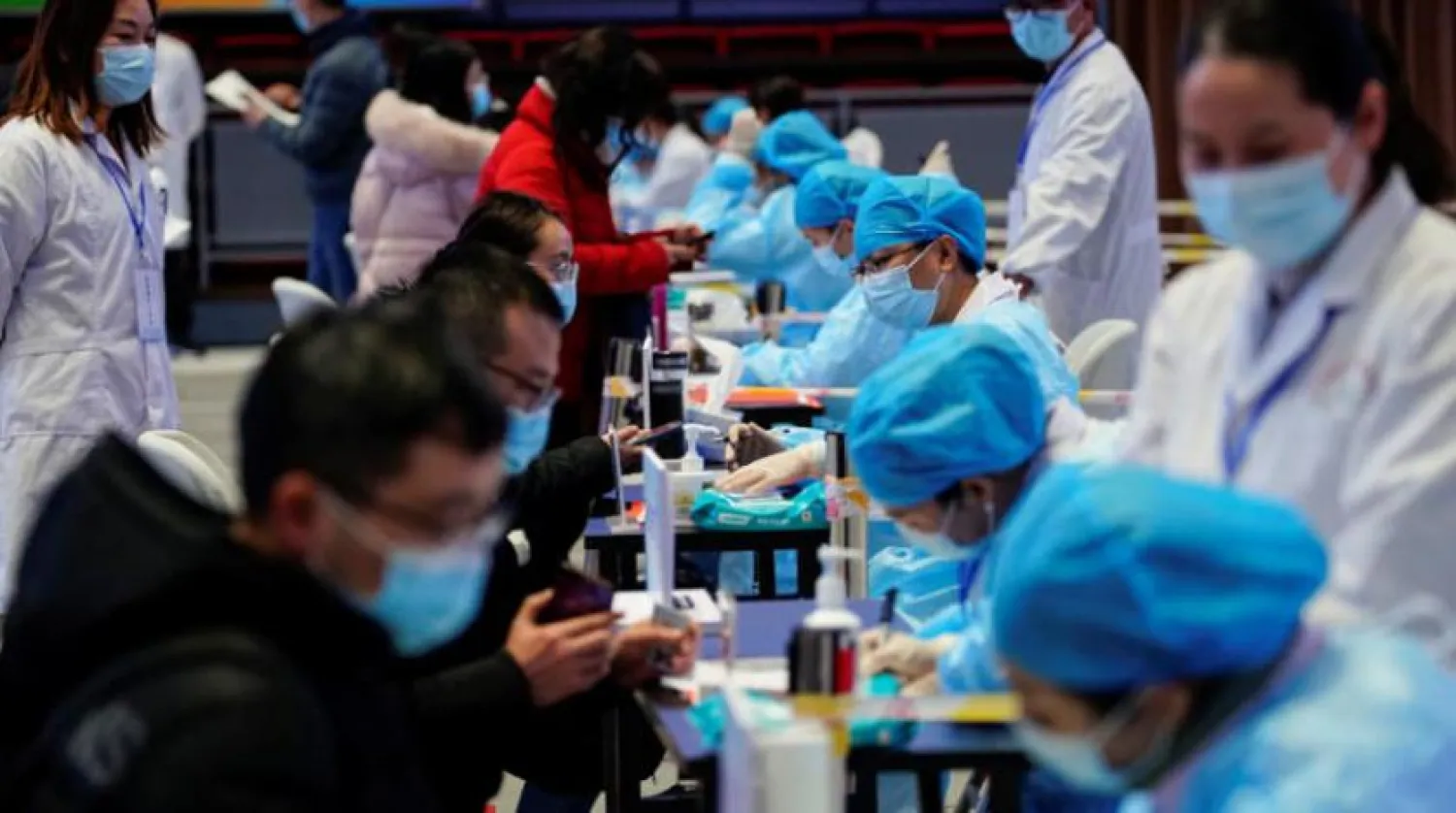 Çinliler dün Şangay’da aşı olmak için kayıt yaptırdılar (Reuters)