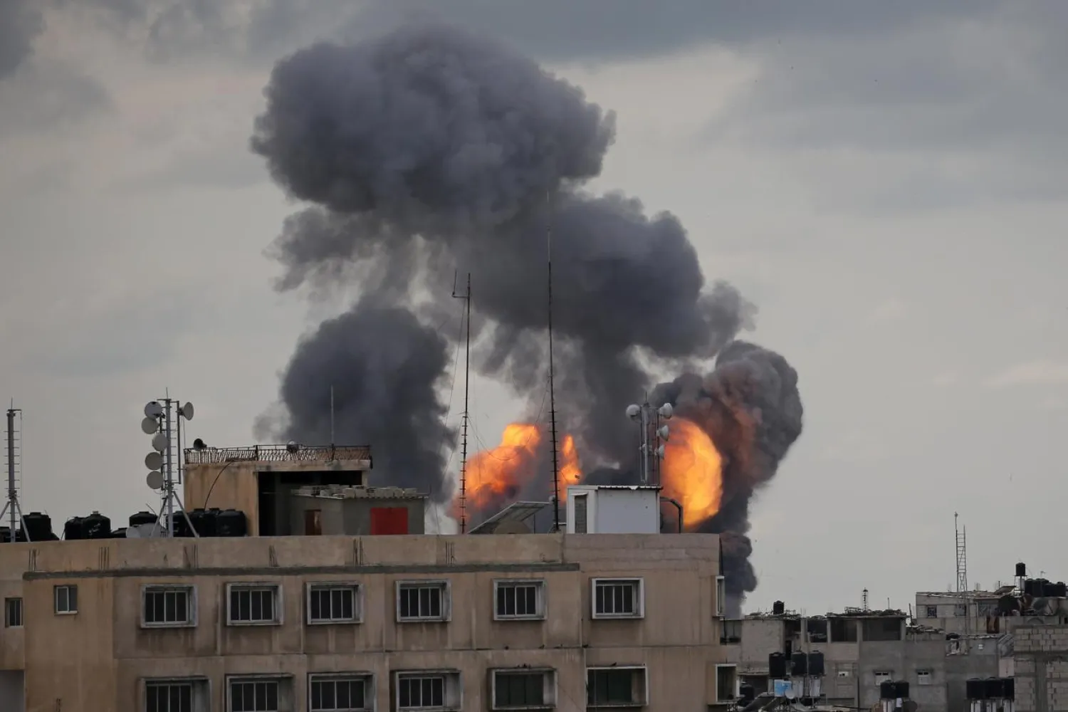 Flame and smoke are seen during an Israeli air strike in the southern Gaza Strip February 24, 2020. REUTERS/Ibraheem Abu Mustafa
