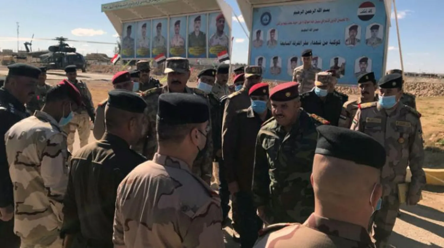 Irak Ortak Operasyonlar Komutanlığı Komutan Yardımcısı Abdulemir eş-Şammari, önceki gün Suriye sınırındaki El Kaim’de askeri birlikleri denetledi (Reuters)
