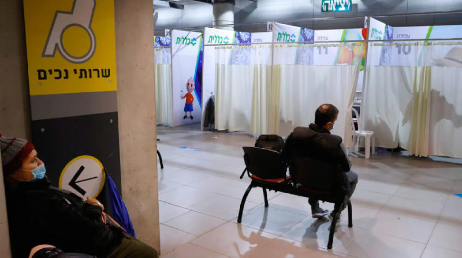 وباء كورونا في إسرائيل يخيف نتنياهو من قرب الانتخابات (أ.ف.ب)