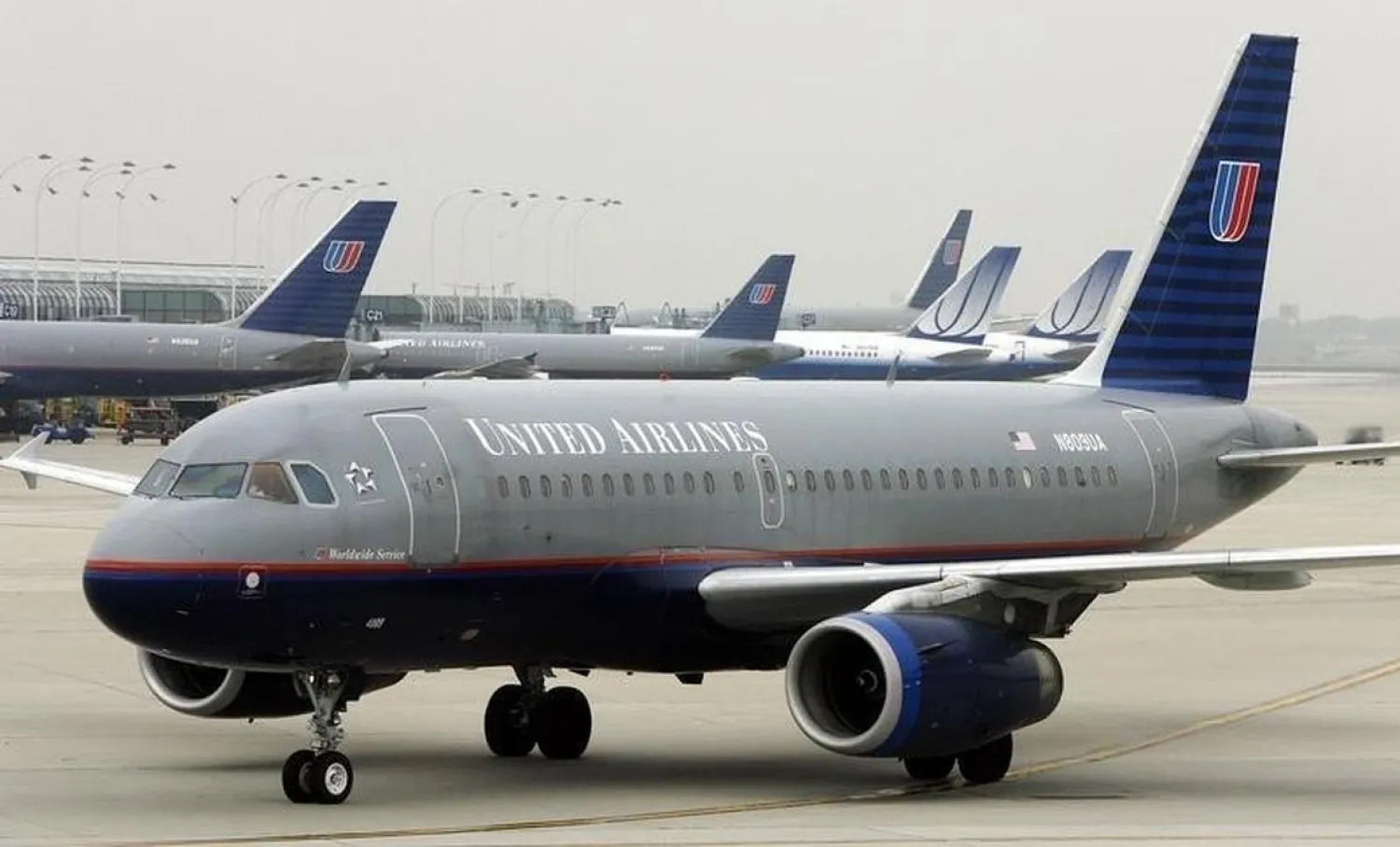 A United Airlines airplane pulls into the United Terminal at O'Hare International airport in Chicago June 4, 2008. REUTERS/Jeff Haynes