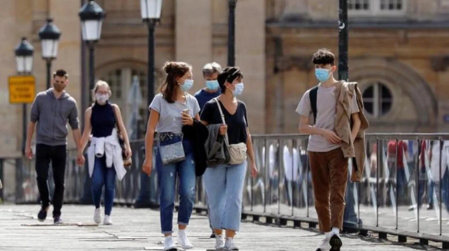 Paris’te maskeleri ile dolaşan insanlar (Reuters-Arşiv)