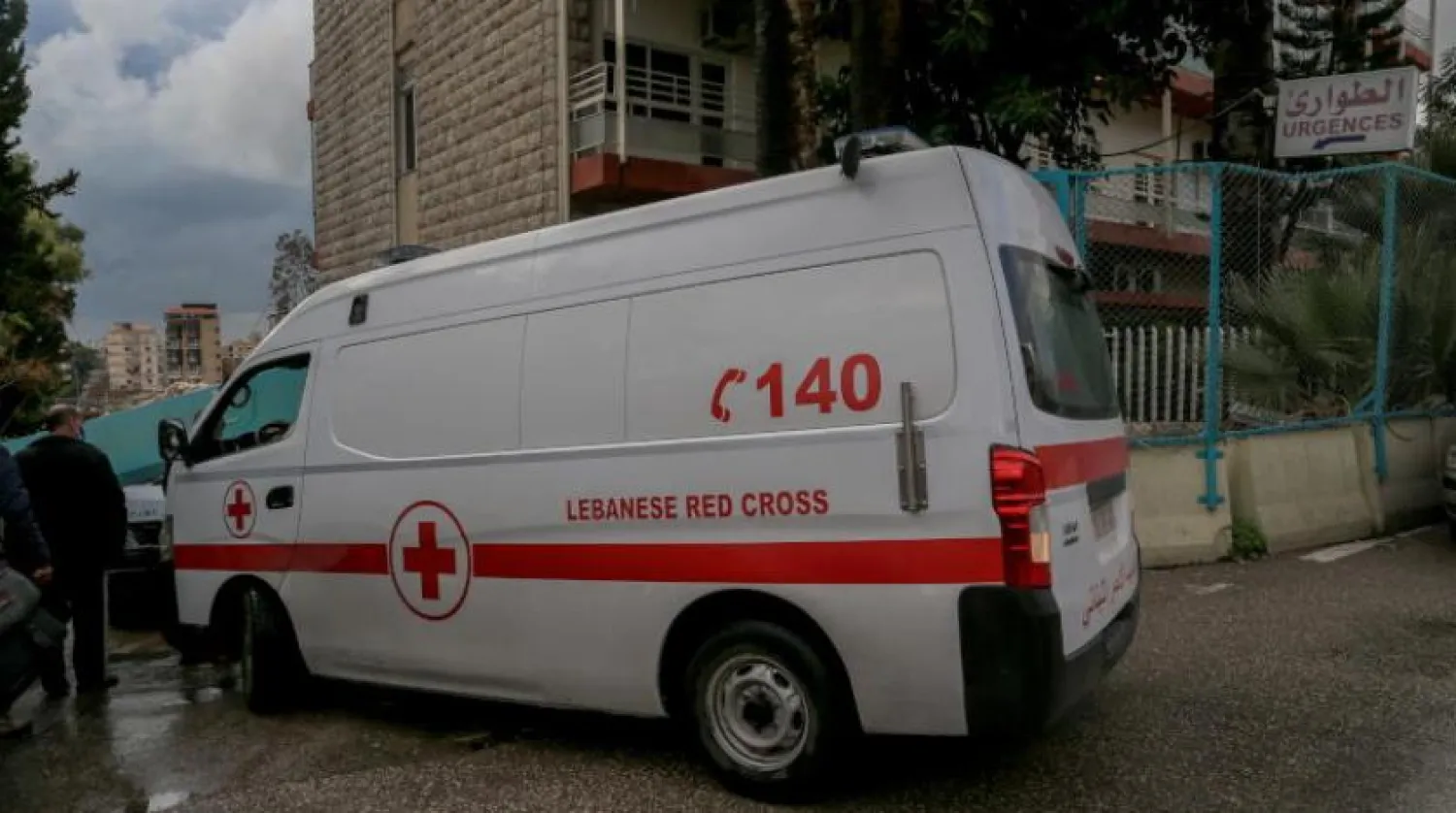 Beyrut'taki bir hastanenin acil girişinde Kızılhaç ambulansı (EPA)
