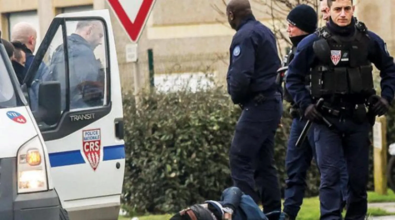 الشرطة الفرنسية لدى مداهمتها أماكن المهاجرين غير الشرعيين في كاليه (أرشيفية - أ.ف.ب)