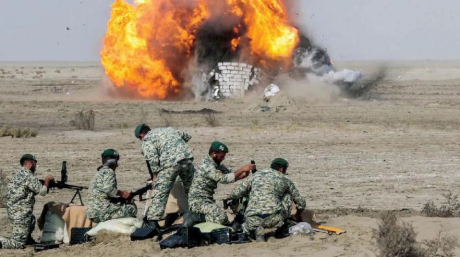 İran ordusunun Umman Körfezi açıklarındaki tatbikatlarının ikinci gününde Özel Kuvvetlere ya da “Yeşil Berelilere” bağlı “65. Tugay”dan piyadeler (EPA)