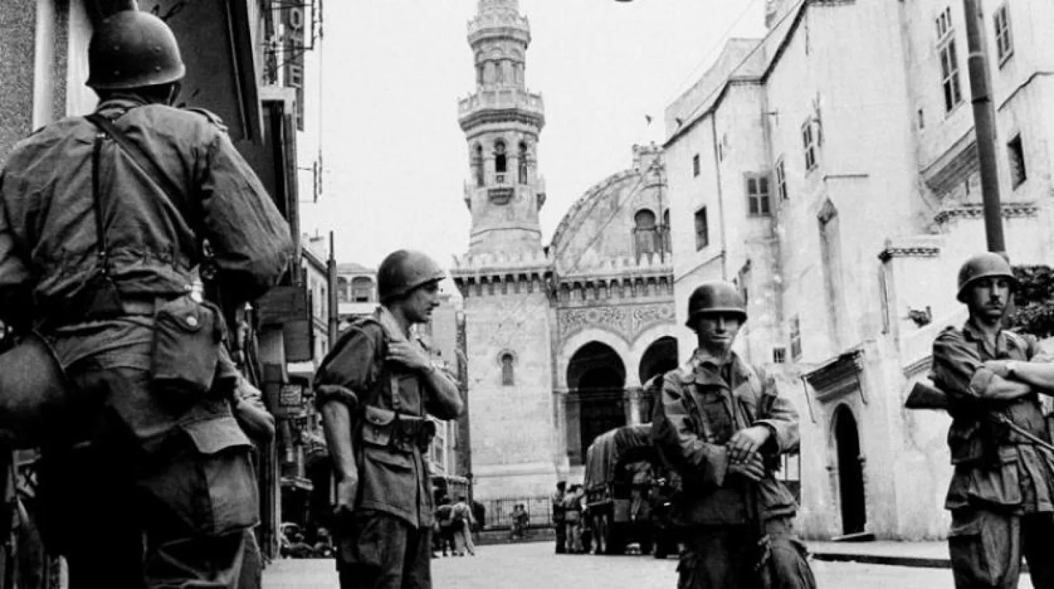 Cezayir'deki Fransız sömürgeciliğini anlatan 1956 yılına ait bir arşiv fotoğrafı (AP)