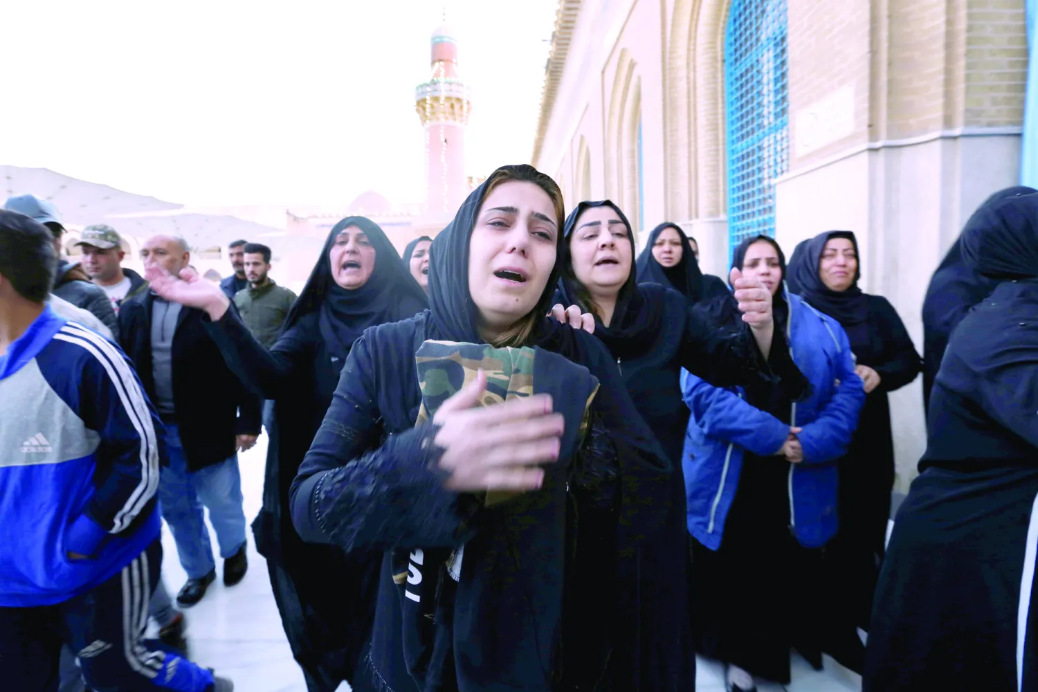 

یکی از زخمی های انفجار انتحاری در بغداد (رویترز)