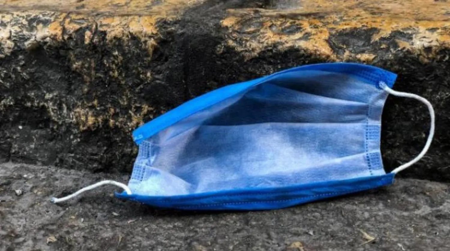 كمامة ملقاة في شارع (رويترز)