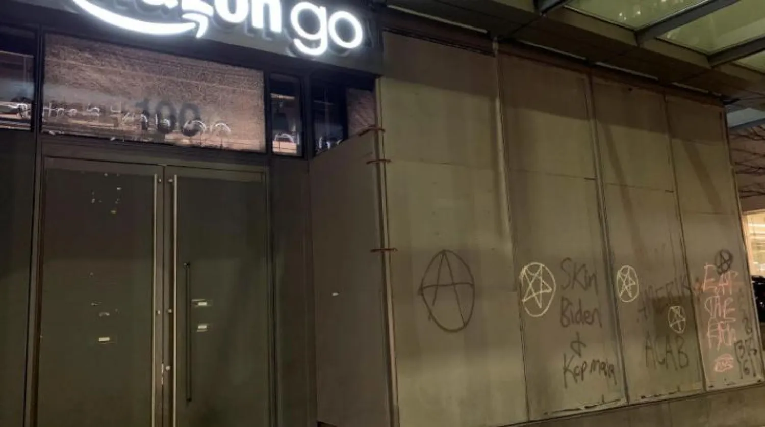 Göstericilerin zarar verdiği Amazon Go mağazası (Reuters) 