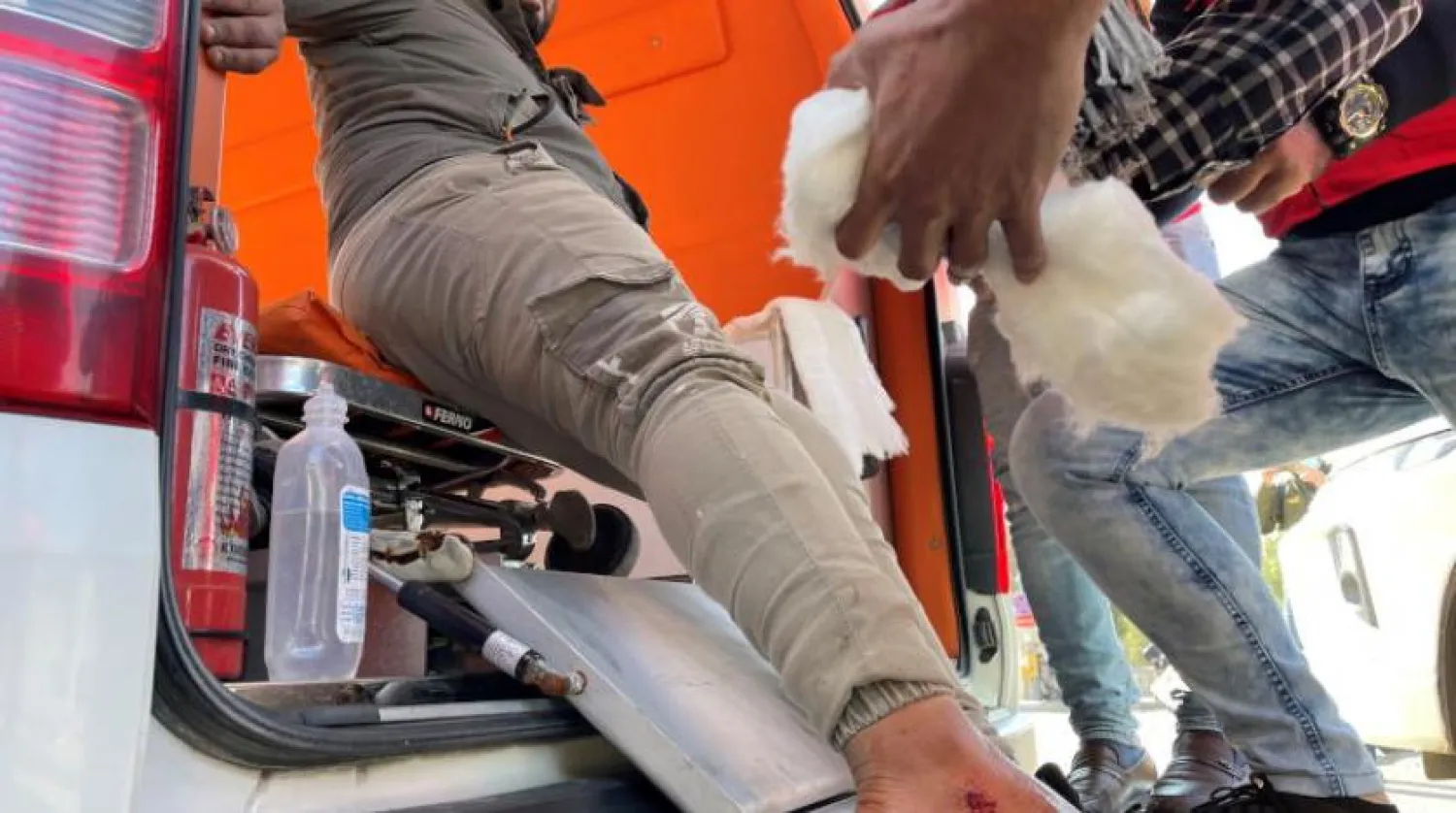 Bağdat'ta intihar saldırısı mahallinde yaralı bir adam (Reuters)
