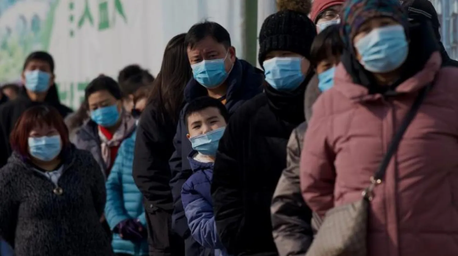 Pekin’de koronavirüs için sıraya giren Çinliler (AFP)