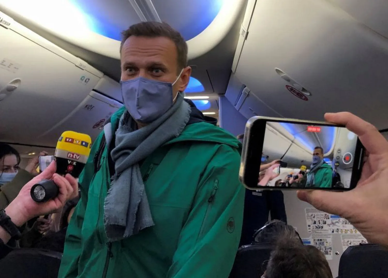 Russian opposition leader Alexei Navalny is seen on board a plane before the departure for Moscow at an airport in Berlin | Photo: REUTERS