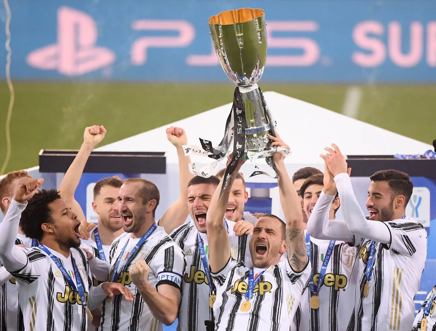 Soccer Football - Italian Super Cup - Final - Juventus v Napoli - Mapei Stadium, Reggio Emilia, Italy - January 20, 2021 Juventus players celebrate with the Italian Super Cup REUTERS/Alberto Lingria

