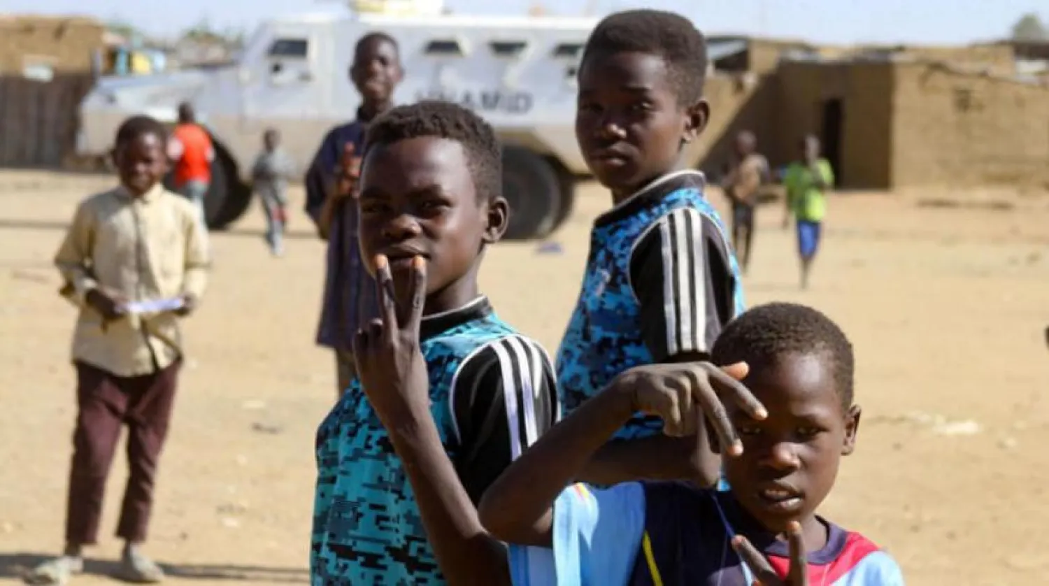 30 Aralık'ta Güney Darfur başkenti Nyala'da yerinden edilenlerin kaldığı Kalma Kampı’ndaki çocuklar (AFP)