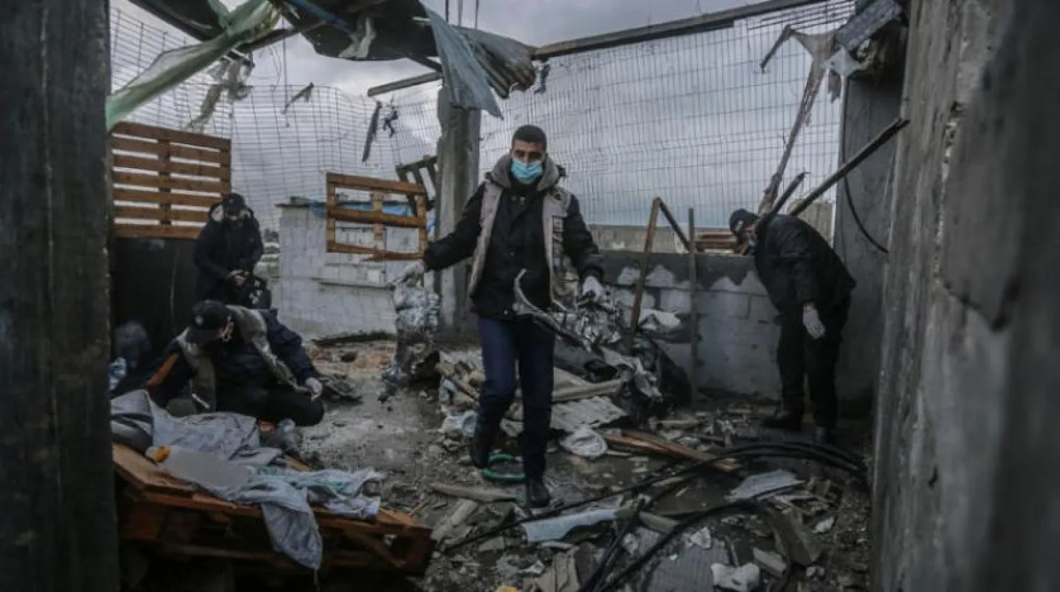 Dün Deyr el-Belah'ta İsrail’in hedef aldığı Hamas’a ait bir binada araştırma yapan Filistinli bir polis (DPA)