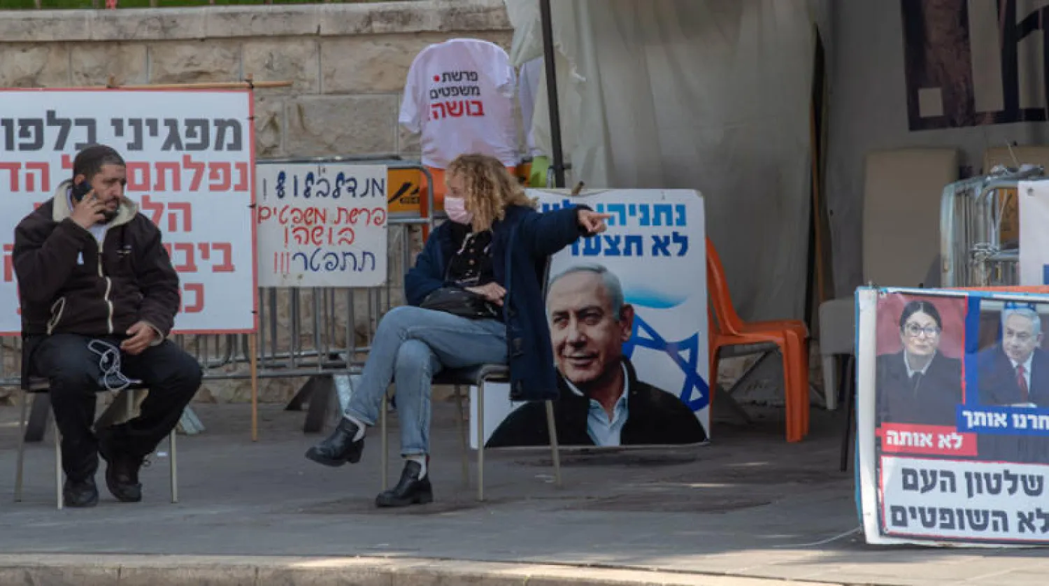 مناصرو رئيس الوزراء الإسرائيلي في خيمة تضامن دائمة أمام مقره بالقدس (إ.ب.أ)