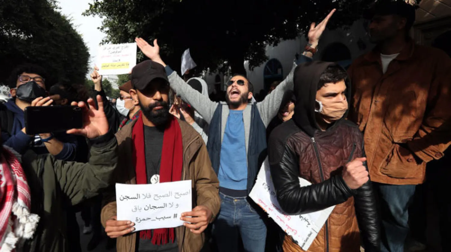 جانب من مظاهرات الشبان وسط العاصمة أمس للمطالبة بإطلاق سراح المعتقلين (إ.ب.أ)