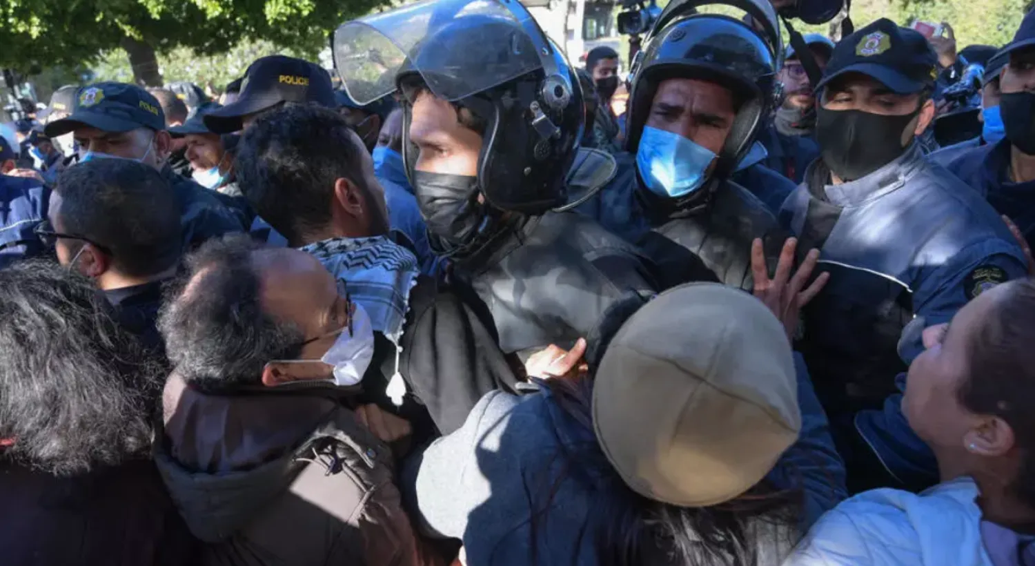 Tunisian security officers confront protesters during an anti-government demonstration on the Habib Bourguiba avenue in the capital Tunis, on January 19, 2021. (Photo by FETHI BELAID / AFP)