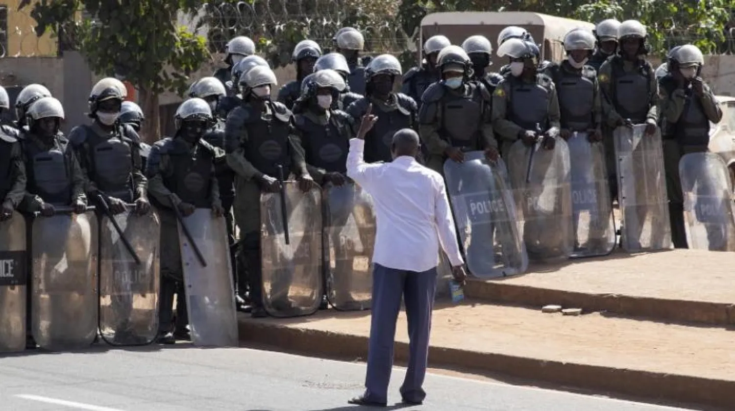 Mali’nin başkenti Bamako’da bir adam, Fransa’nın ülkedeki askeri rolüne karşı düzenlenen bir protesto sırasında (EPA)